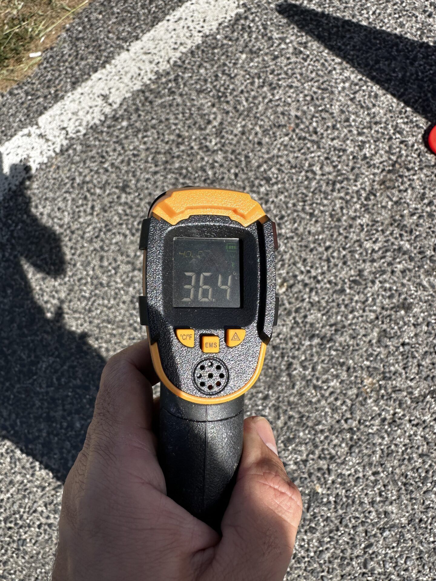 36.4°C no alcatrão ao lado